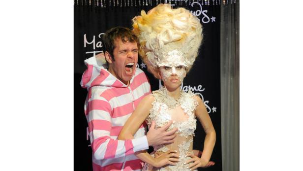 Ein Mann posiert mit einer Wachsfigur von Lady Gaga bei Madame Tussauds.