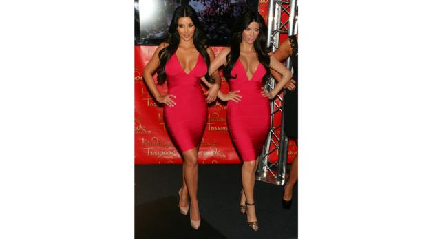 Kim Kardashian posiert neben ihrer Wachsfigur bei Madame Tussauds.