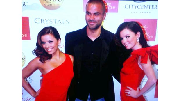 Eva Longoria und Tony Parker posieren mit einer Wachsfigur von Longoria in Las Vegas.