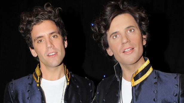 Doppelporträt von Mika in einer marineblauen Jacke mit goldenen Verzierungen.