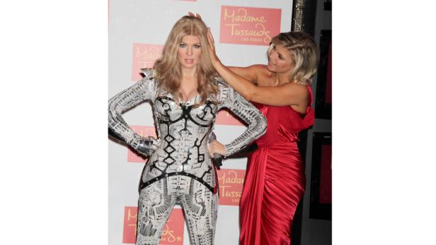 Eine Frau posiert mit der Wachsfigur von Fergie bei Madame Tussauds in Las Vegas.