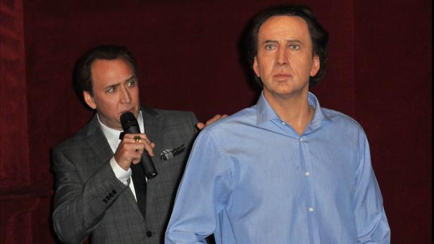 Nicolas Cage posiert neben seiner Wachsfigur.