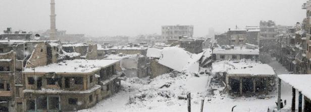 Verschneite Ruinen einer zerstörten Stadt unter einem grauen Himmel.