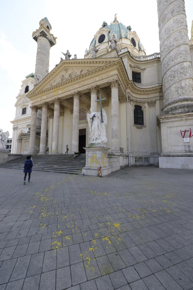 Die Karlskirche in Wien ist mit gelber Farbe beschmiert.