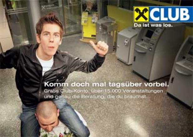 Raiffeisen Club - Club 16 Ein Mann sitzt auf den Schultern eines anderen vor Geldautomaten und wirbt für den X-Club.