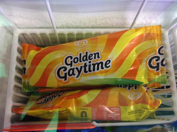 Zwei Eisriegel der Marke „Golden Gaytime“ liegen in einem Gefrierfach.