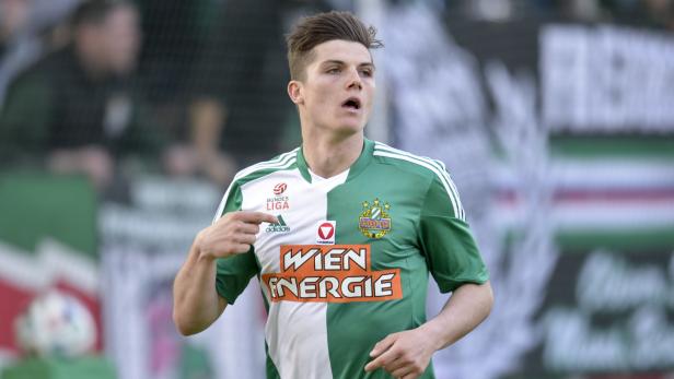 Ein Fußballspieler von Rapid Wien in seinem Trikot.