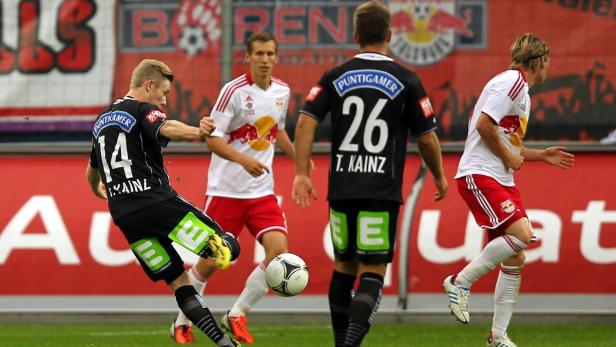 Ein Fußballspieler schießt den Ball während eines Spiels.
