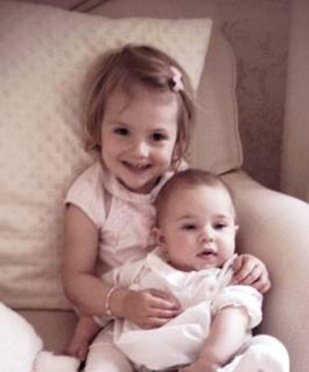 Das neue Foto der Prinzessinnen Estelle (2) und Leonore (6 Monate) Ein kleines Mädchen hält ein Baby im Arm.