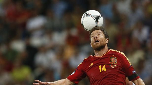 Xabi Alonso köpft einen Fußball während eines Spiels.