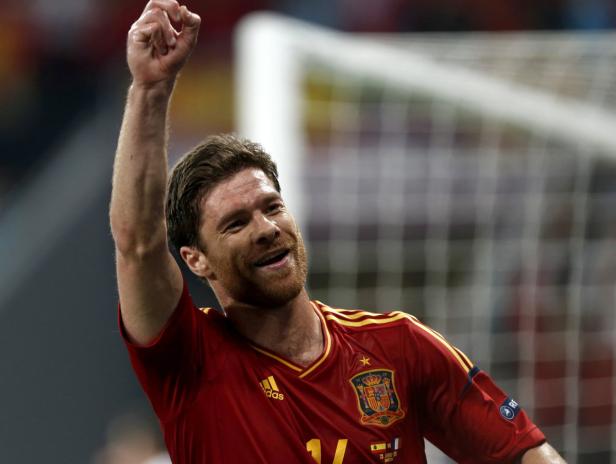 Xabi Alonso jubelt im Trikot der spanischen Nationalmannschaft mit erhobener Faust.