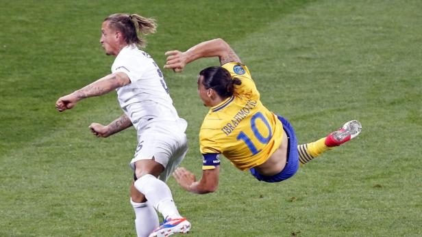 Zlatan Ibrahimović bei einem Fußballspiel in der Luft.