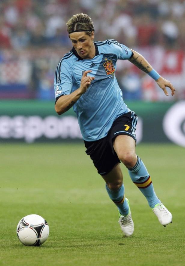 Fernando Torres mit dem Ball während eines Fußballspiels.