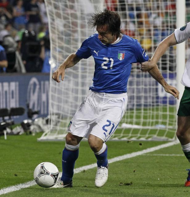 Ein italienischer Fußballspieler mit der Nummer 21 am Ball während eines Spiels.