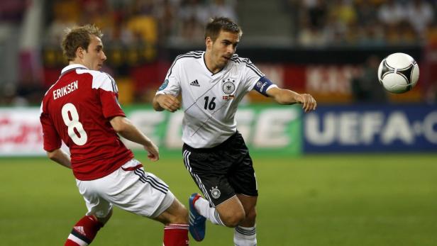 Philipp Lahm (Deutschland) im Duell mit Christian Eriksen (Dänemark) während eines Fußballspiels.