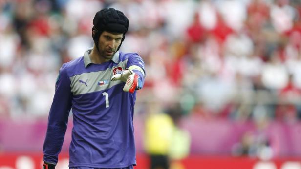 Petr Čech, tschechischer Torwart mit Helm, während eines Fußballspiels.