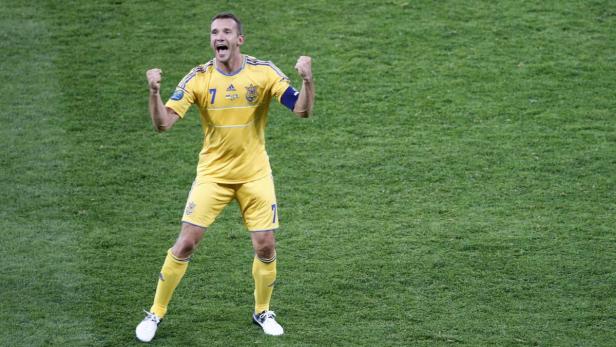 Ein ukrainischer Fußballspieler jubelt auf dem Rasen.