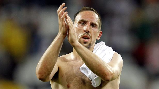 Franck Ribéry klatscht mit einem Handtuch um den Hals.