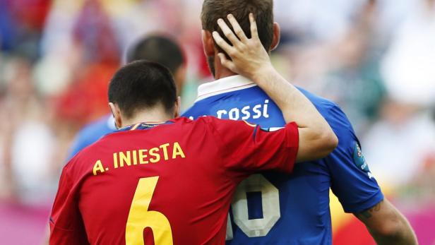 Andrés Iniesta umarmt einen italienischen Fußballspieler.
