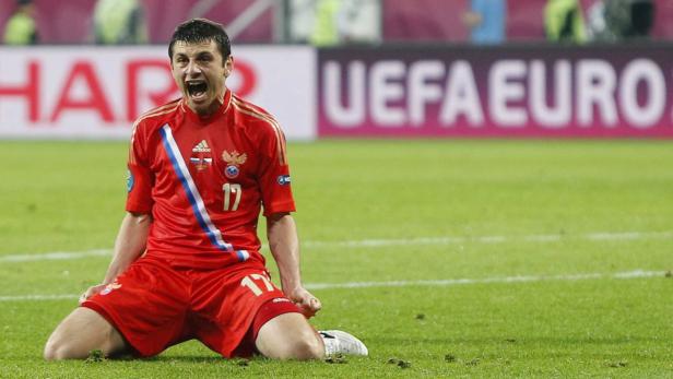 Ein russischer Fußballspieler jubelt auf dem Rasen während eines UEFA Euro-Spiels.