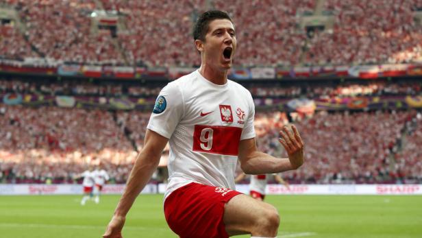 Robert Lewandowski jubelt im Trikot der polnischen Nationalmannschaft.