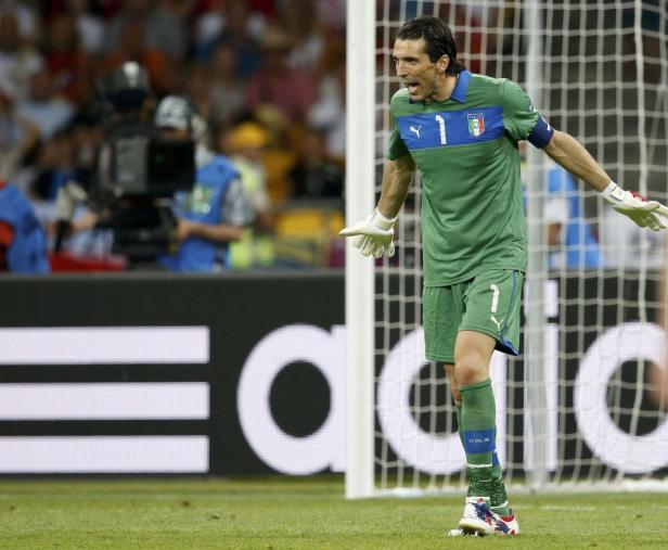 Gianluigi Buffon, Torwart der italienischen Nationalmannschaft, gestikuliert auf dem Spielfeld.