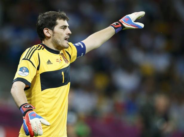Iker Casillas, der Torwart der spanischen Nationalmannschaft, gestikuliert mit erhobenem Arm.
