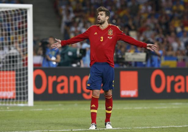 Gerard Piqué gestikuliert während eines Fußballspiels.