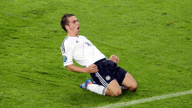 Ein deutscher Fußballspieler jubelt auf dem Rasen.