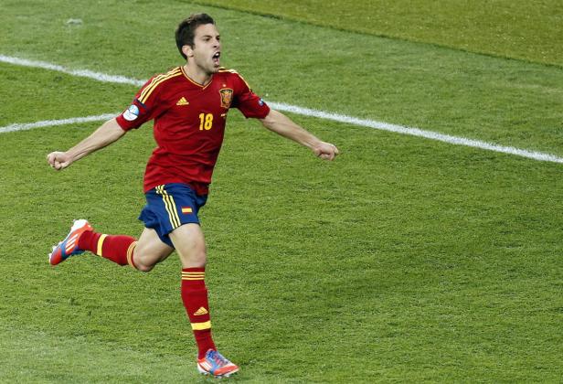 Ein spanischer Fußballspieler jubelt auf dem Spielfeld.