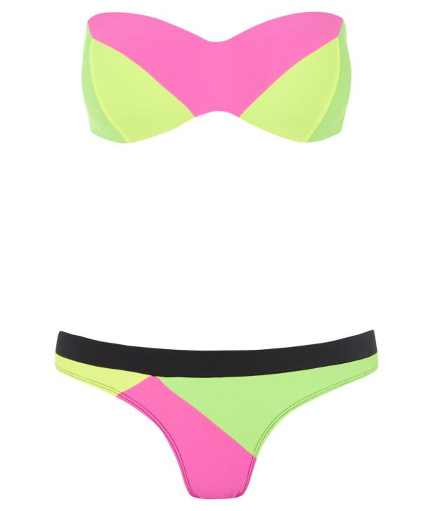 Ein neonfarbener Bikini in Pink, Limettengrün und Schwarz vor weißem Hintergrund.