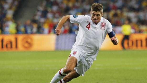 Steven Gerrard im Trikot der englischen Nationalmannschaft während eines Fußballspiels.