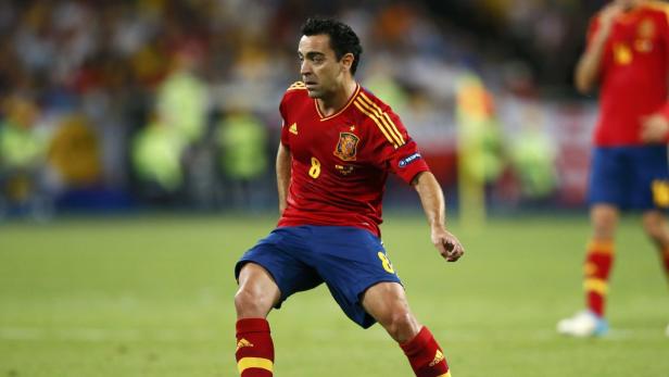 Xavi, ein spanischer Fußballspieler, im roten Trikot mit der Nummer 8 auf dem Spielfeld.