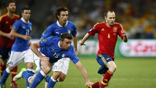 Andrés Iniesta (Spanien) im Zweikampf mit italienischen Spielern.