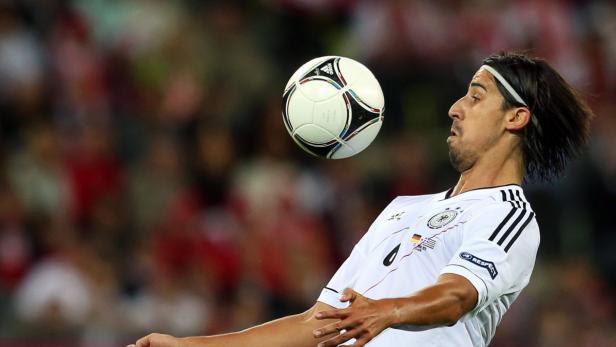 Ein deutscher Fußballspieler köpft einen Ball während eines Spiels.