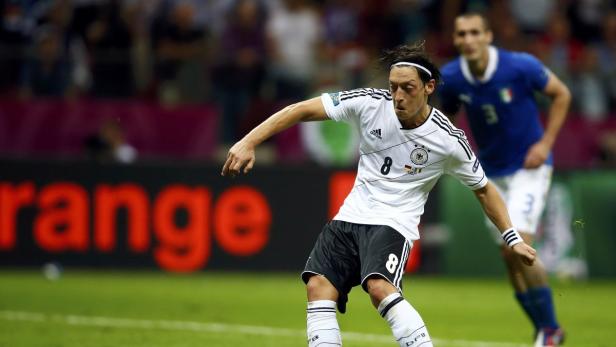 Mesut Özil im Trikot der deutschen Nationalmannschaft während eines Fußballspiels.