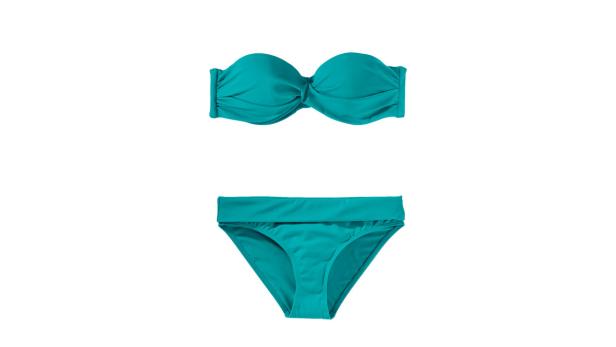 Ein türkisfarbener trägerloser Bikini auf einem weißen Hintergrund.