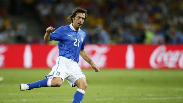 Andrea Pirlo im Trikot der italienischen Nationalmannschaft beim Fußballspielen.