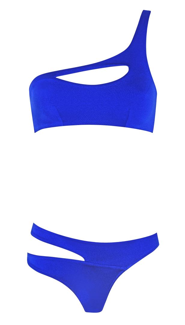 Ein blauer, asymmetrischer Bikini mit Cut-Outs liegt vor einem weißen Hintergrund.