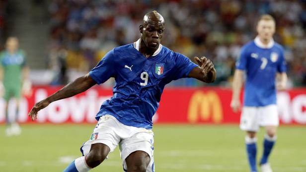 Mario Balotelli im Trikot der italienischen Nationalmannschaft während eines Fußballspiels.