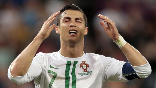 Cristiano Ronaldo wirkt frustriert während eines Fußballspiels.