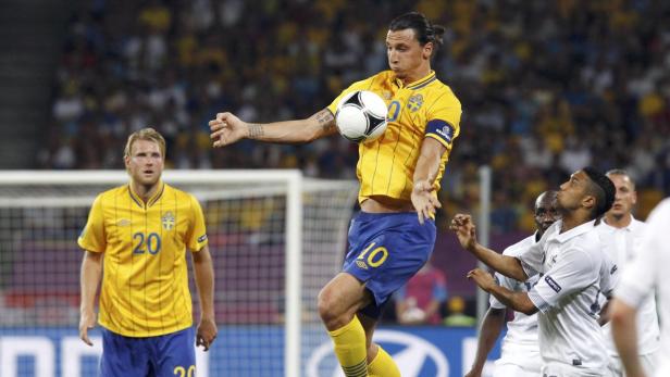 Zlatan Ibrahimović köpft im Spiel gegen Frankreich einen Ball.