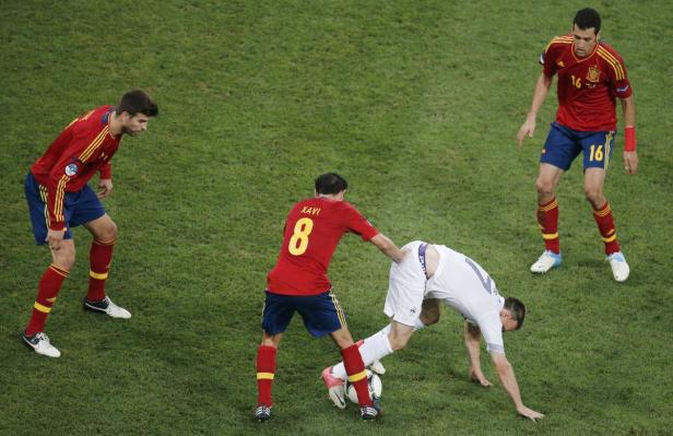 Fußballspieler Xavi im Zweikampf mit einem Gegenspieler.