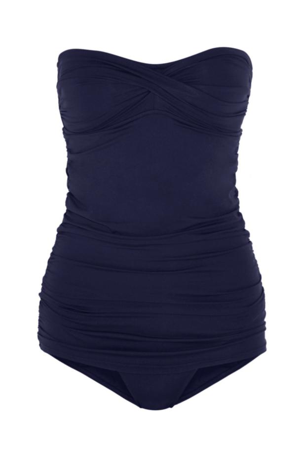 Ein trägerloser, marineblauer Badeanzug mit Raffungen am Oberteil und an der Taille.