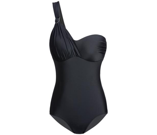 Ein schwarzer, trägerloser Badeanzug mit geraffter Drapierung und einem Zierring an der Schulter.