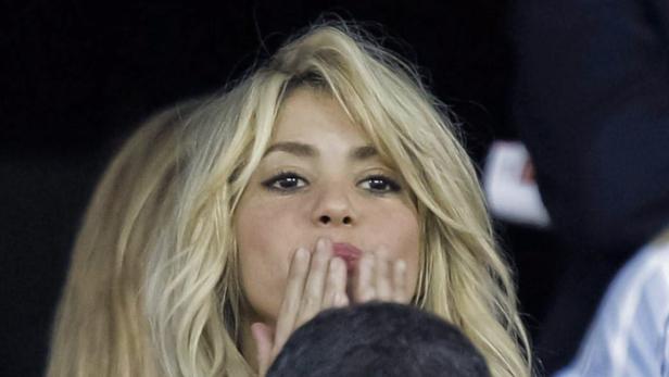 Shakira schickt einen Luftkuss in die Kamera.