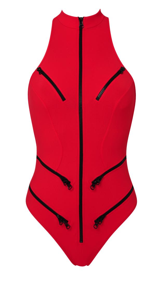 Ein roter Badeanzug mit hohem Kragen und mehreren schwarzen Reißverschlüssen.