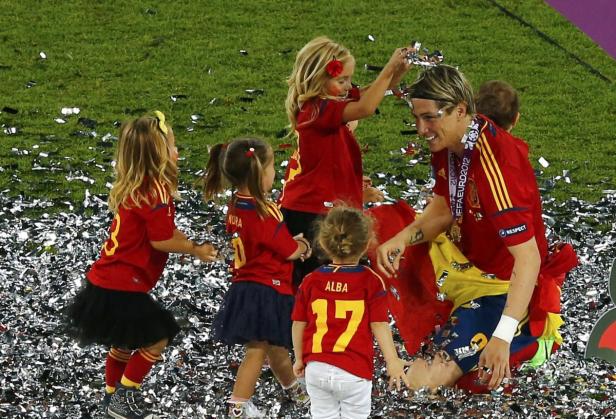 Fernando Torres feiert mit seinen Kindern den Gewinn der Europameisterschaft 2012.