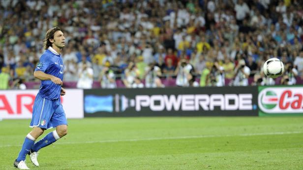 Andrea Pirlo im Trikot der italienischen Nationalmannschaft während eines Fußballspiels.