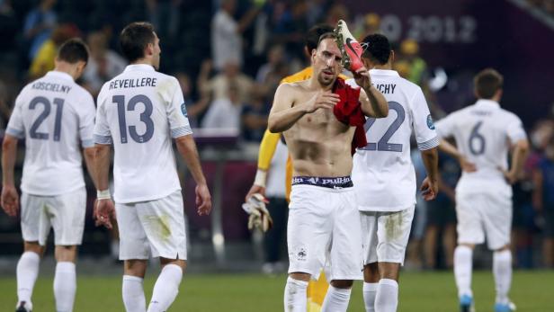 Der französische Fußballspieler Franck Ribéry hält seinen Schuh in die Höhe.